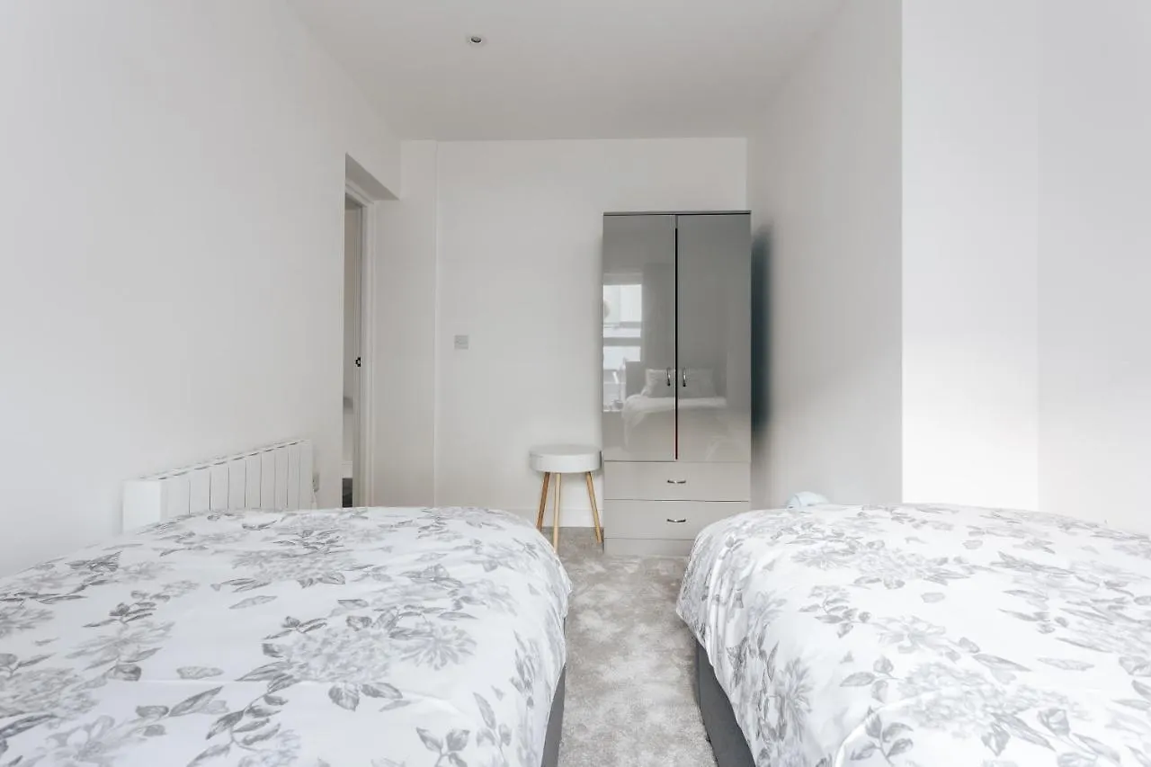 Contemporary Two Bedroom Duplex - Secluded Residence With Parking In A Prime Central Location Bournemouth Apartament