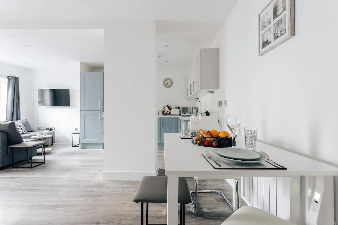 Contemporary Two Bedroom Duplex - Secluded Residence With Parking In A Prime Central Location Bournemouth Apartament