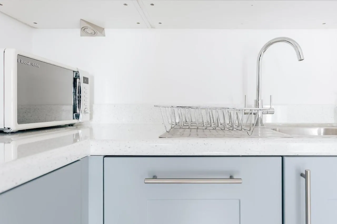 Contemporary Two Bedroom Duplex - Secluded Residence With Parking In A Prime Central Location Bournemouth