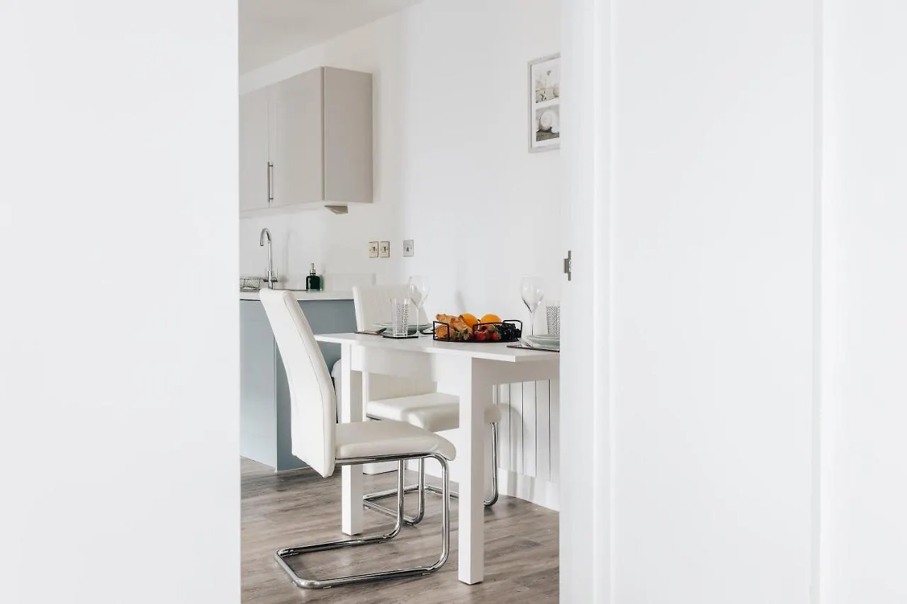 Contemporary Two Bedroom Duplex - Secluded Residence With Parking In A Prime Central Location Bournemouth