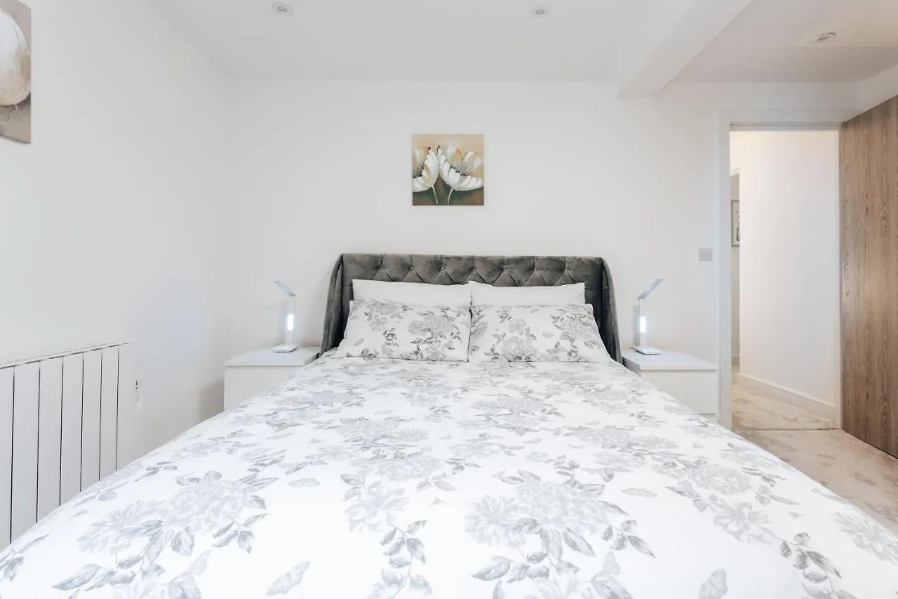 Contemporary Two Bedroom Duplex - Secluded Residence With Parking In A Prime Central Location Bournemouth Storbritannien